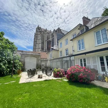 Particulier Au Pied De La Cathedrale *