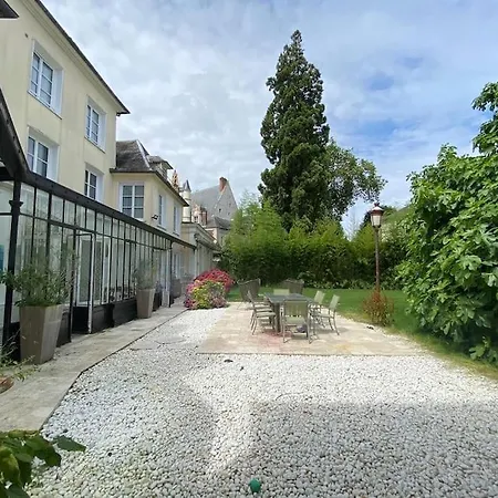 Particulier Au Pied De La Cathedrale *