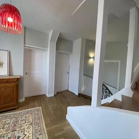 Particulier Au Pied De La Cathedrale *