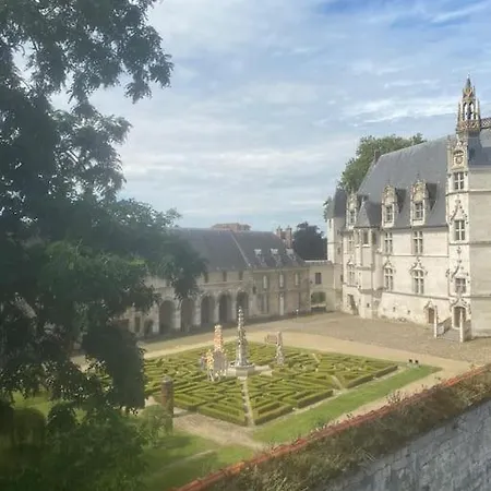 Particulier Au Pied De La Cathedrale * Beauvais